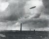 1930 Zeppelin fliegt über die Webstuhlfabrik.jpg